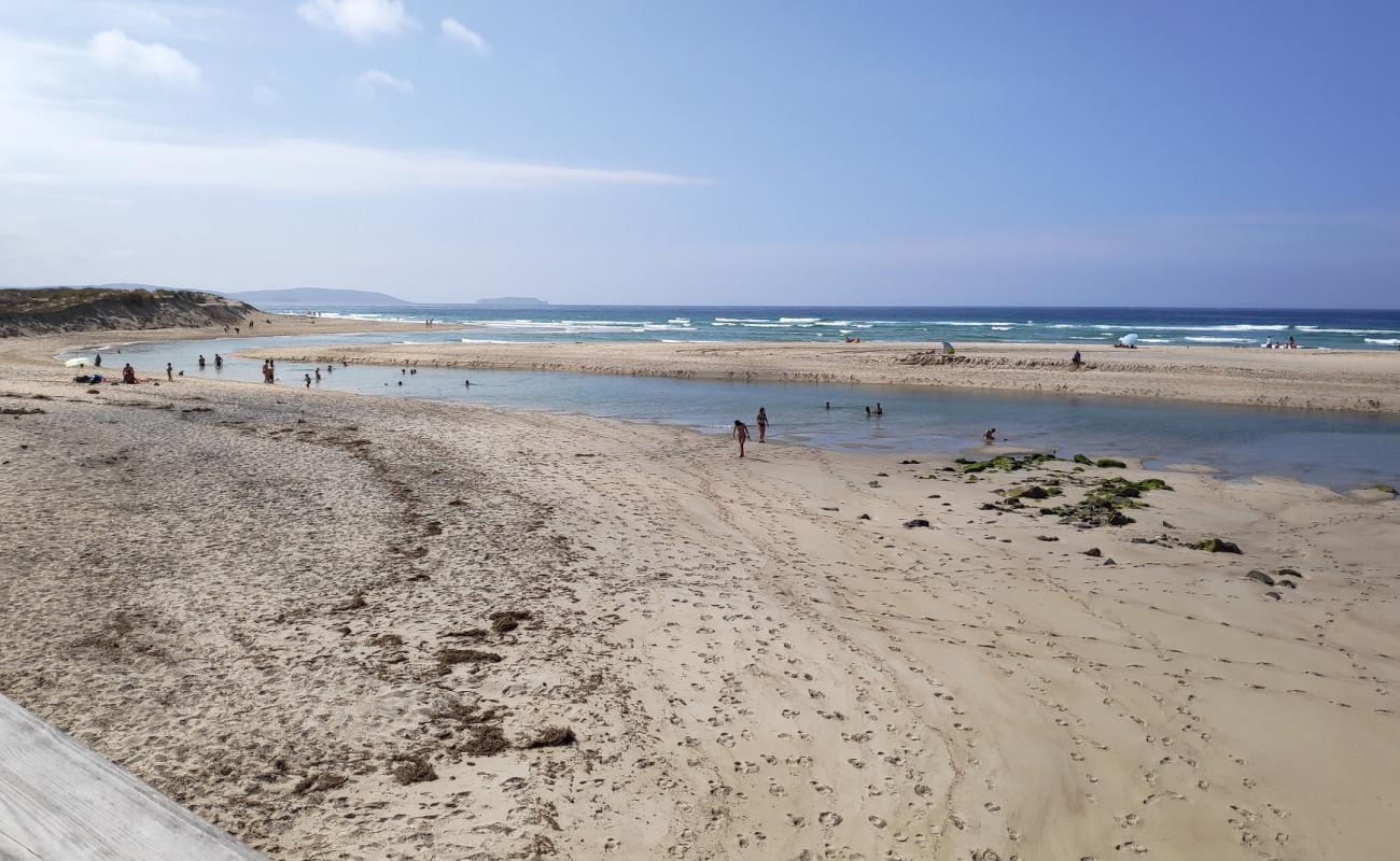 Praia de Baldaio'in fotoğrafı beyaz kum yüzey ile