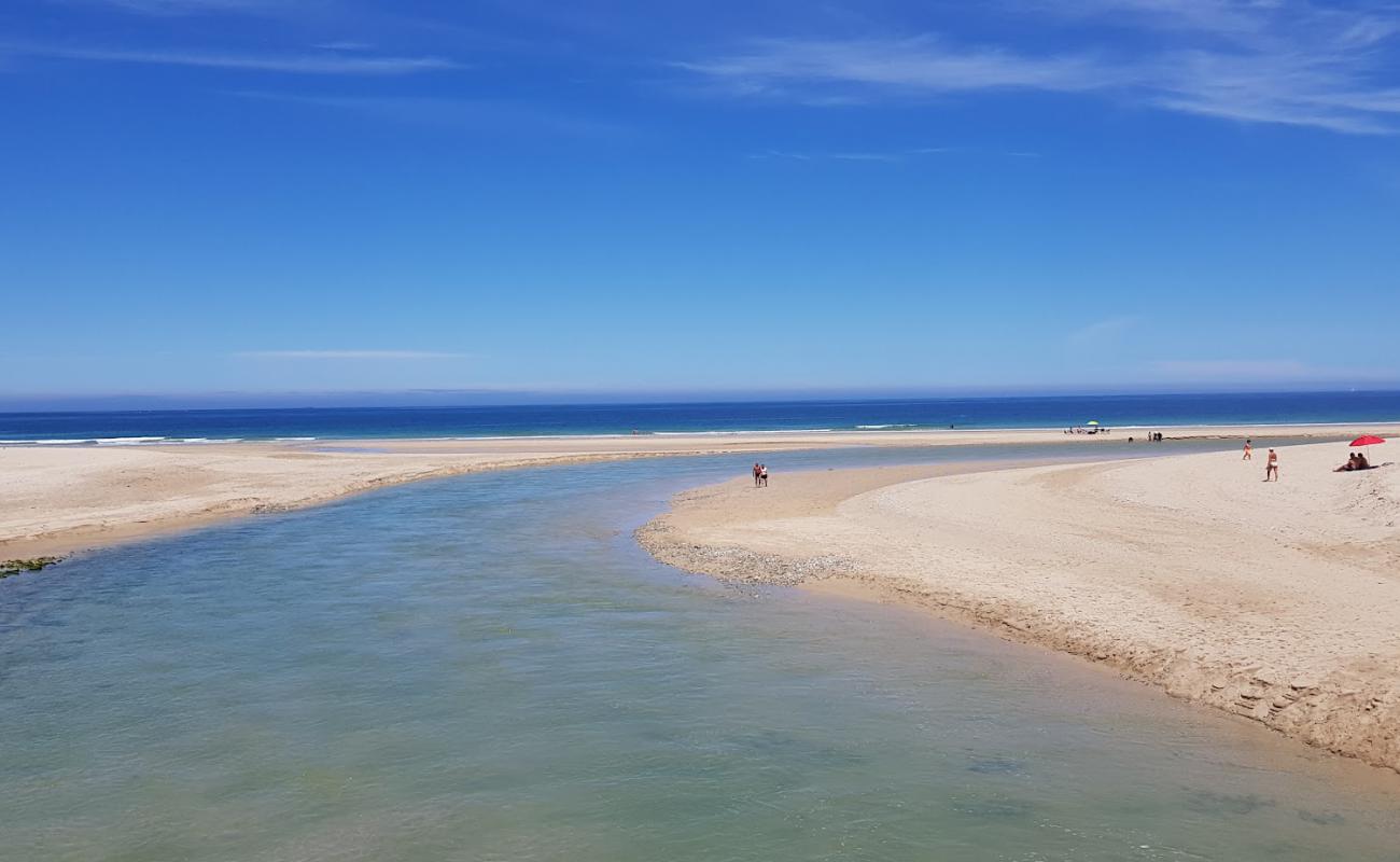 Praia de Baldaio II'in fotoğrafı beyaz kum yüzey ile