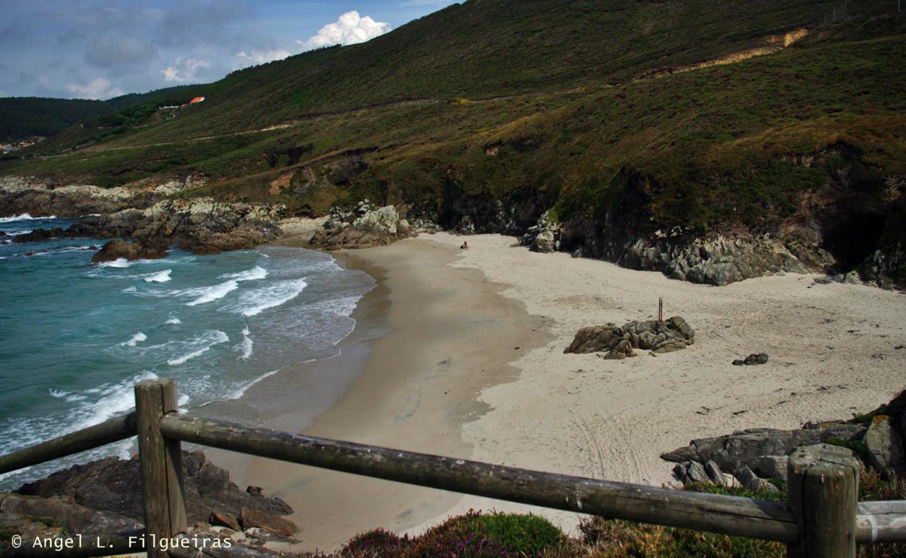 Playa de Arnela'in fotoğrafı beyaz kum yüzey ile