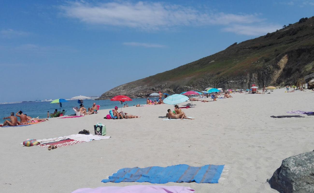 Praia de Combouzas'in fotoğrafı parlak ince kum yüzey ile