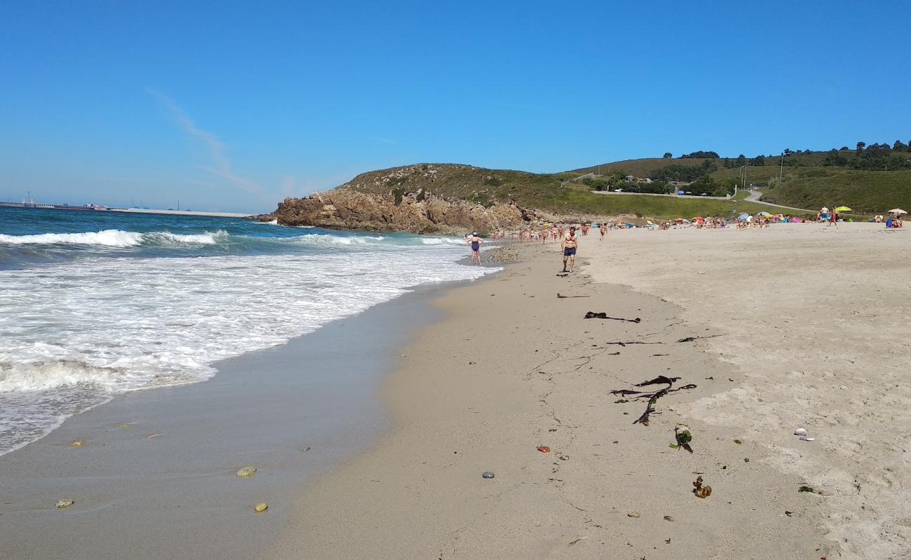 Praia de Valcobo'in fotoğrafı beyaz kum yüzey ile