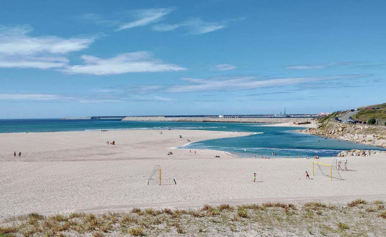 Praia de Sabon'in fotoğrafı beyaz kum yüzey ile