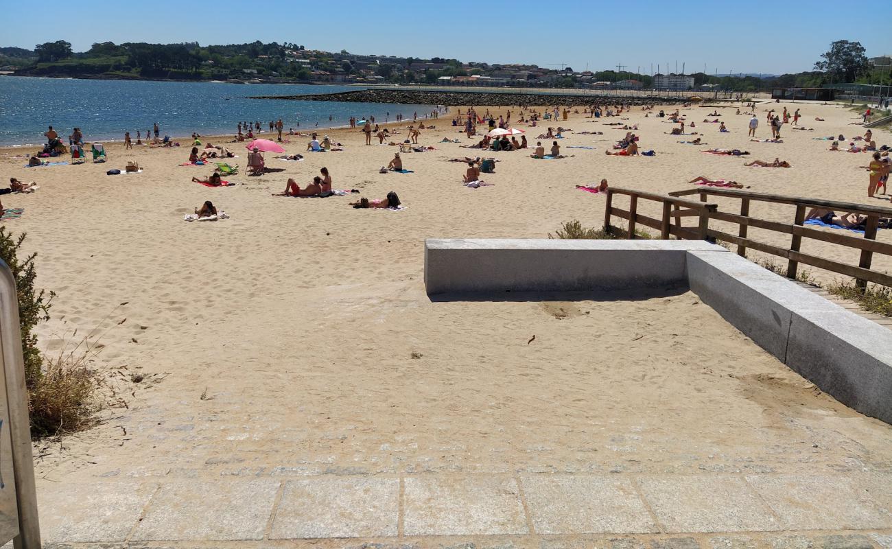 Playa de Oza'in fotoğrafı açık bej kum yüzey ile