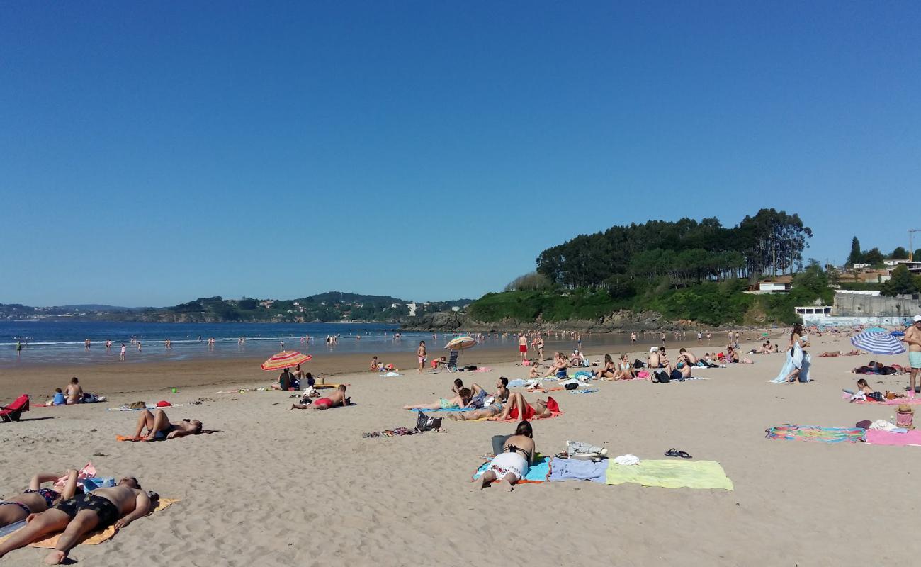 Playa de Bastiagueiro'in fotoğrafı açık bej kum yüzey ile