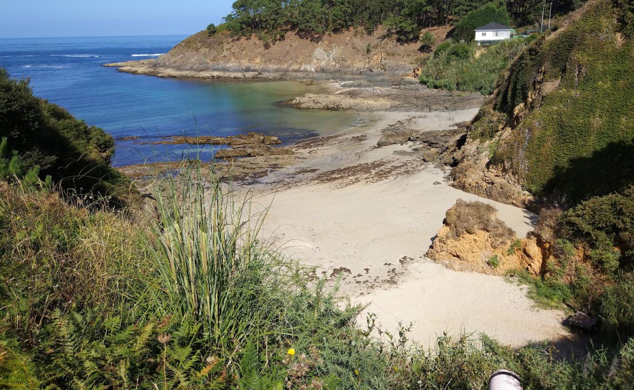 Praia de Canabal'in fotoğrafı beyaz kum yüzey ile