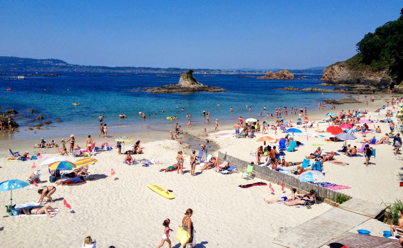 Praia de San Pedro'in fotoğrafı açık bej kum yüzey ile