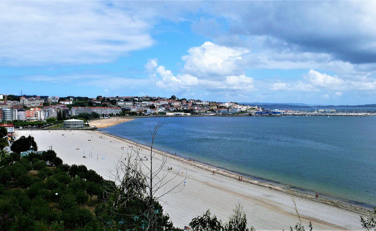 Praia de Sada'in fotoğrafı parlak kum yüzey ile