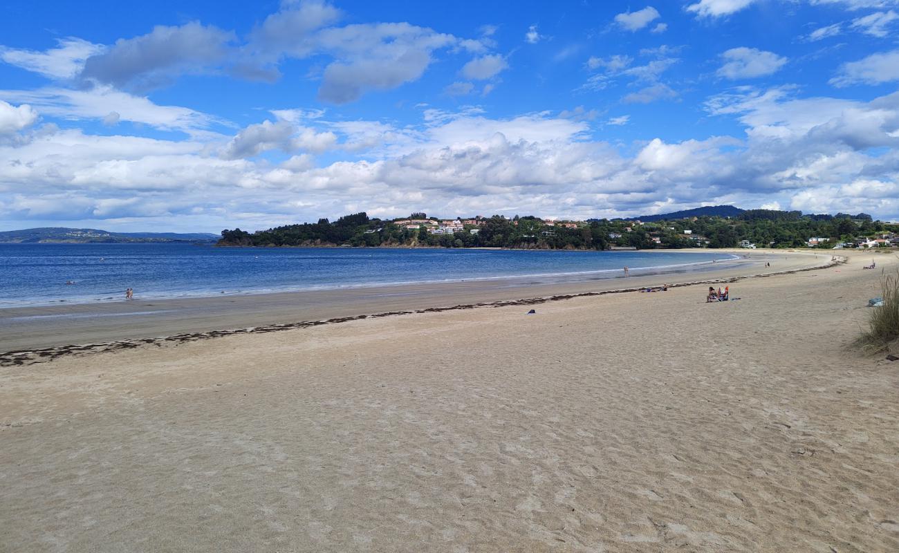 Praia de Mino'in fotoğrafı beyaz kum yüzey ile