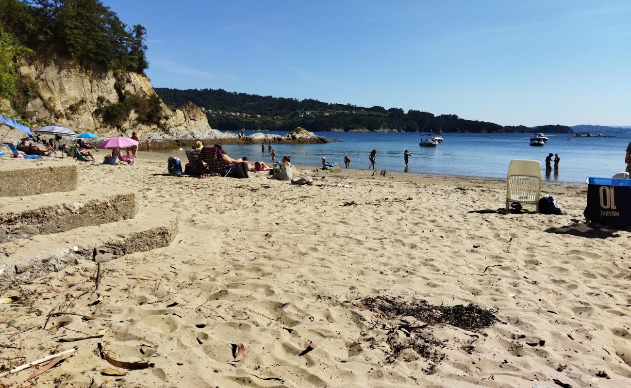 Praia de Sabadelle'in fotoğrafı beyaz kum yüzey ile