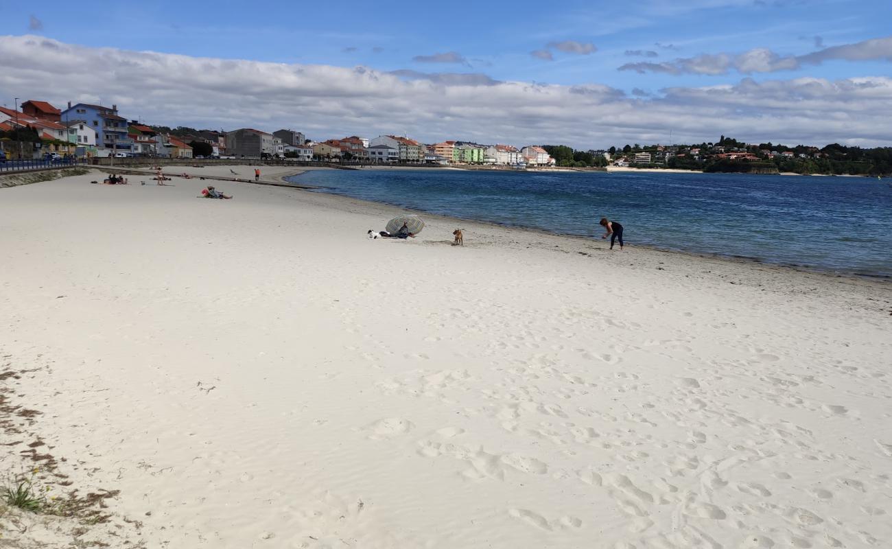 Praia de Ares'in fotoğrafı i̇nce beyaz kum yüzey ile