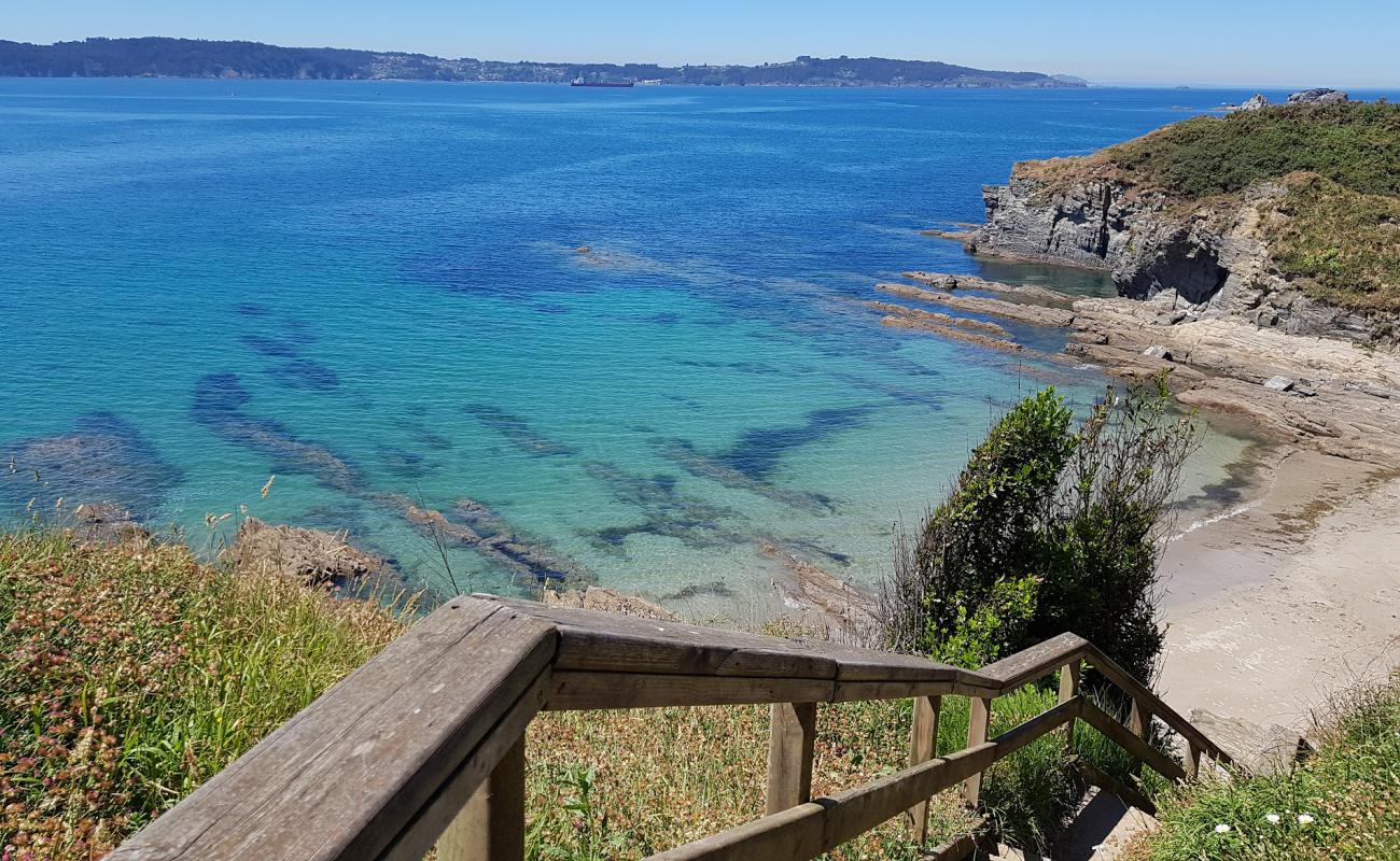 Praia de Centeas'in fotoğrafı i̇nce beyaz kum yüzey ile