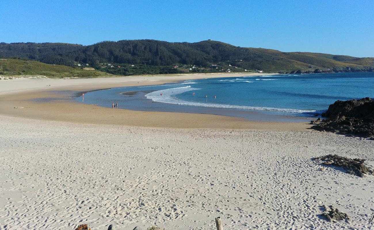 Praia de Doninos'in fotoğrafı i̇nce beyaz kum yüzey ile