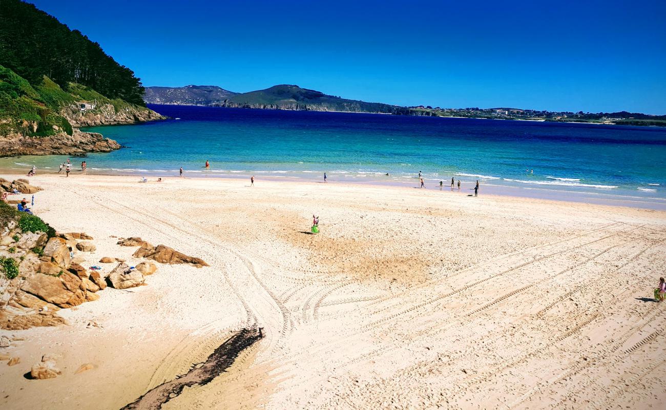 Praia de San Xurxo'in fotoğrafı i̇nce beyaz kum yüzey ile
