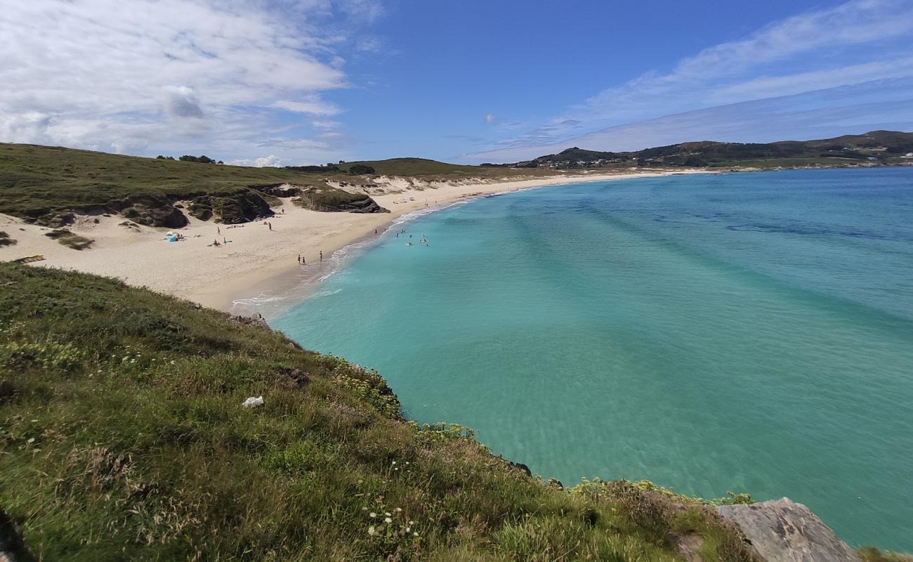 Praia de Santa Comba'in fotoğrafı beyaz ince kum yüzey ile