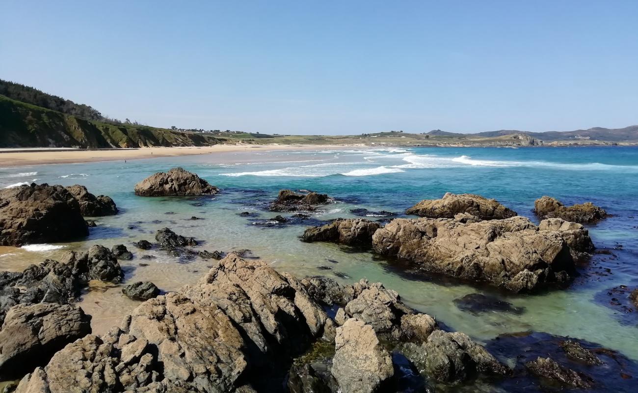 Praia de Ponzos'in fotoğrafı beyaz ince kum yüzey ile