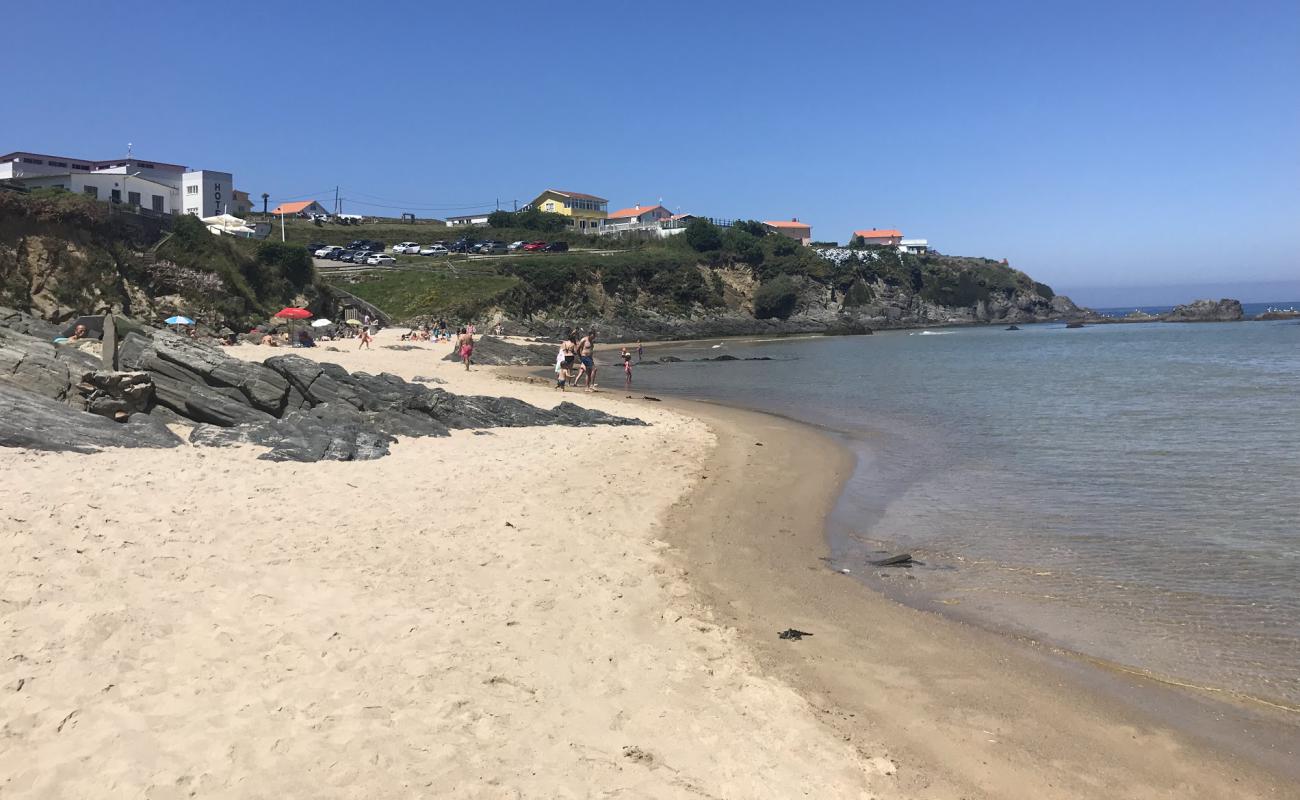 Playa de Meiras'in fotoğrafı beyaz ince kum yüzey ile