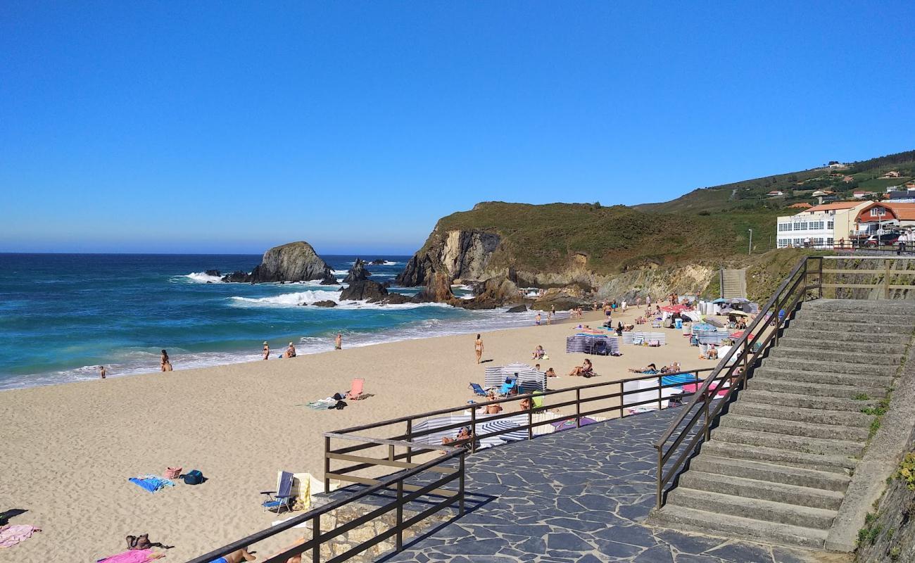 Playa de la Frouseira'in fotoğrafı beyaz ince kum yüzey ile