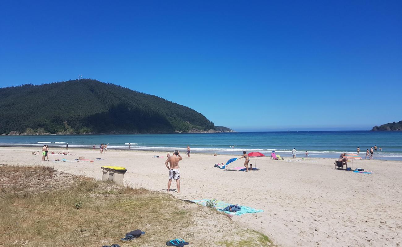 Playa de Vilarube'in fotoğrafı beyaz ince kum yüzey ile