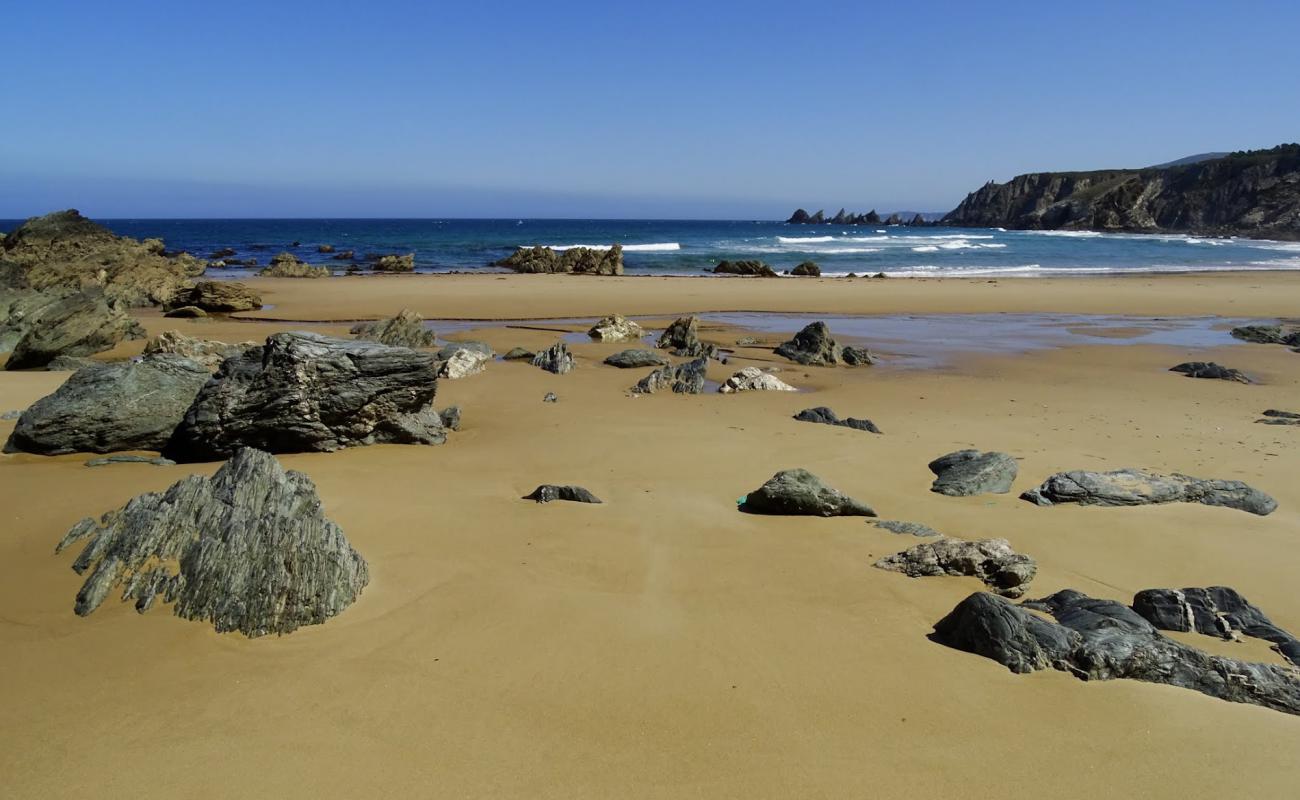 Praia Fabrega'in fotoğrafı parlak ince kum yüzey ile