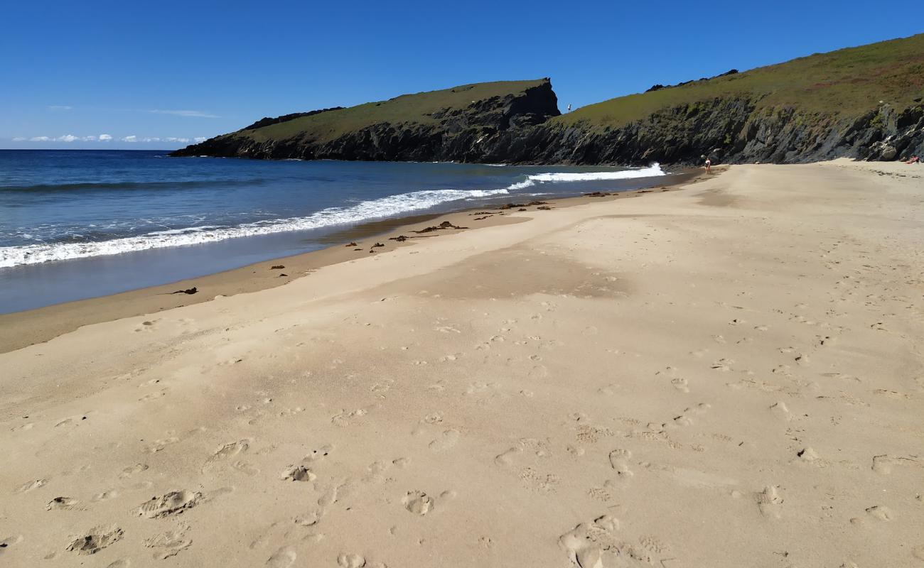 Playa de Esteiro'in fotoğrafı parlak ince kum yüzey ile