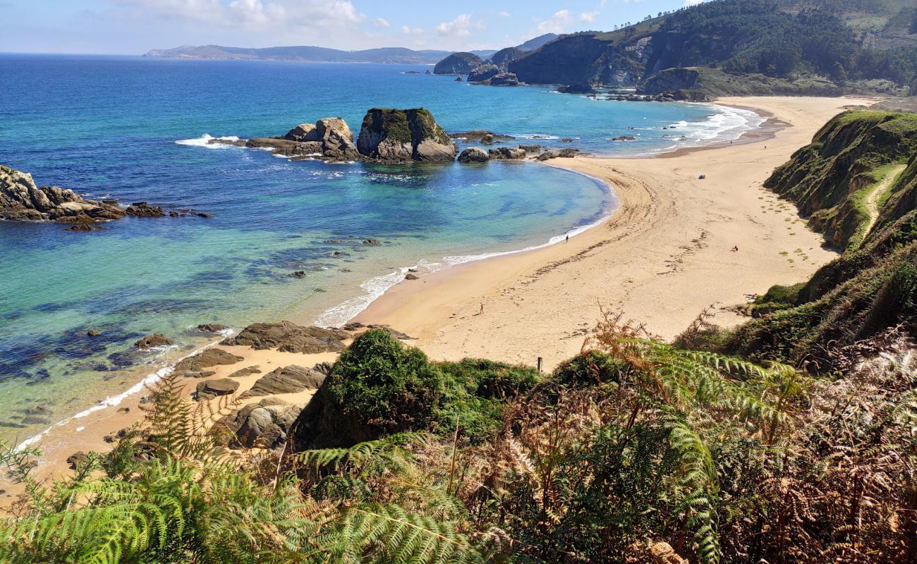 Praia de San Roman'in fotoğrafı beyaz ince kum yüzey ile