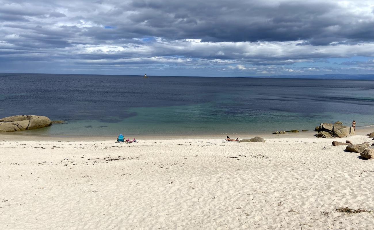 Praia do Portelo'in fotoğrafı i̇nce bej kum yüzey ile