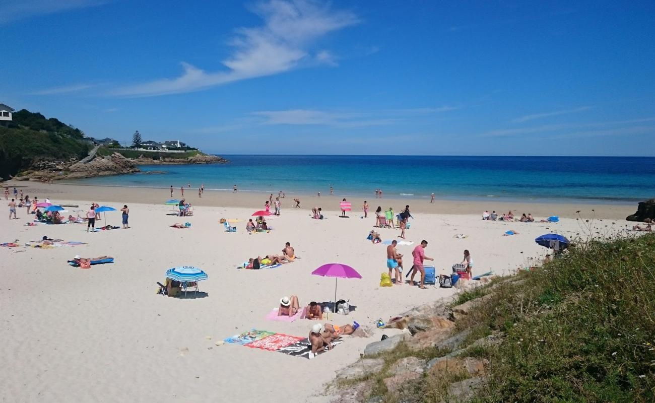 Playa de Areoura'in fotoğrafı beyaz kum yüzey ile