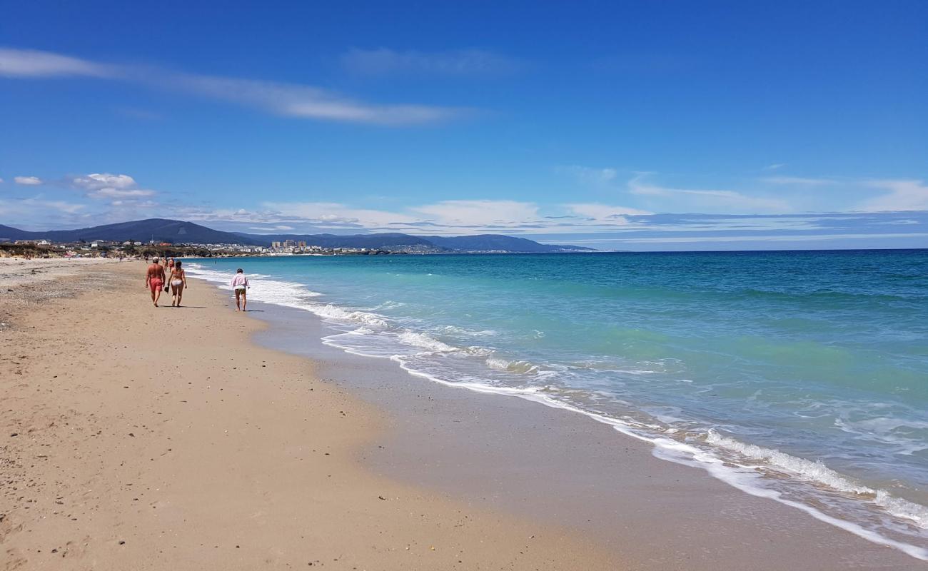 Praia de Coto'in fotoğrafı parlak kum yüzey ile