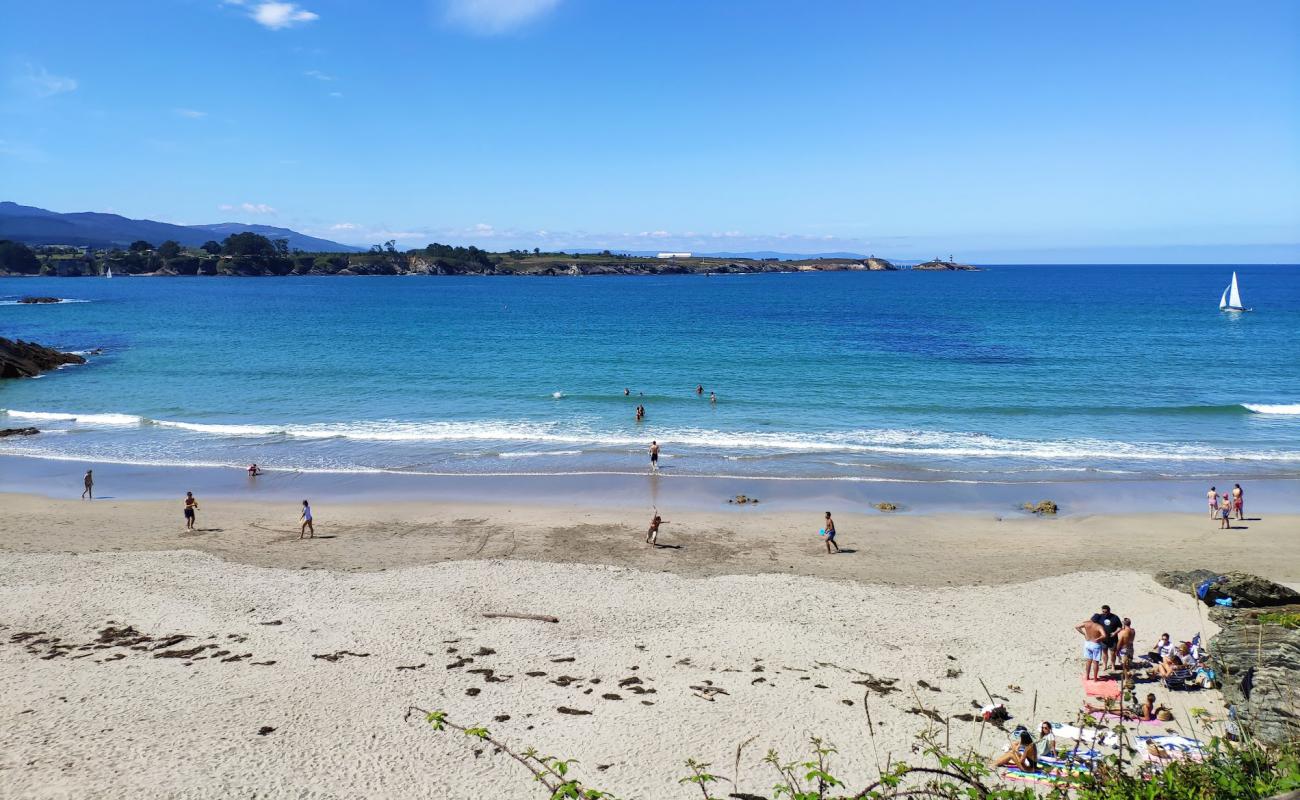 Playa de Arnao'in fotoğrafı açık bej kum yüzey ile