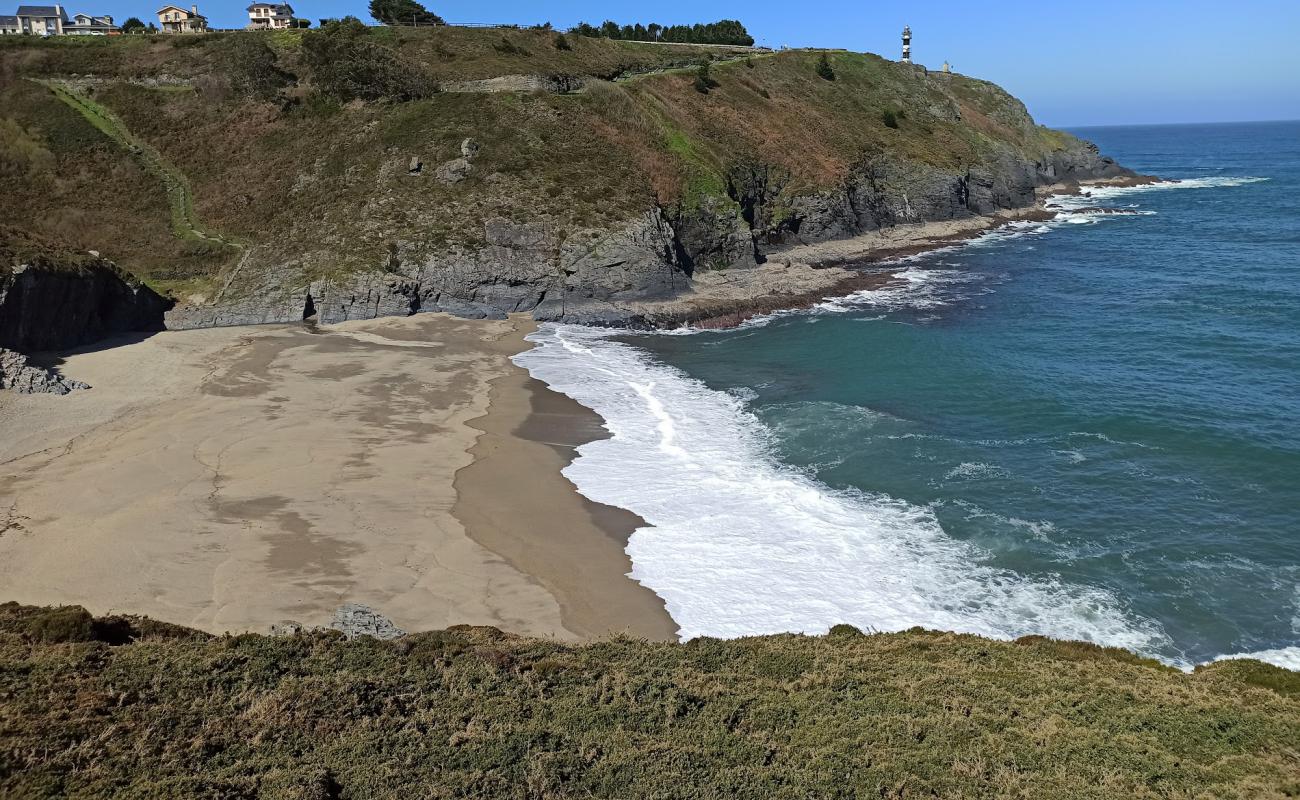 Playa de Arnielles'in fotoğrafı açık bej kum yüzey ile