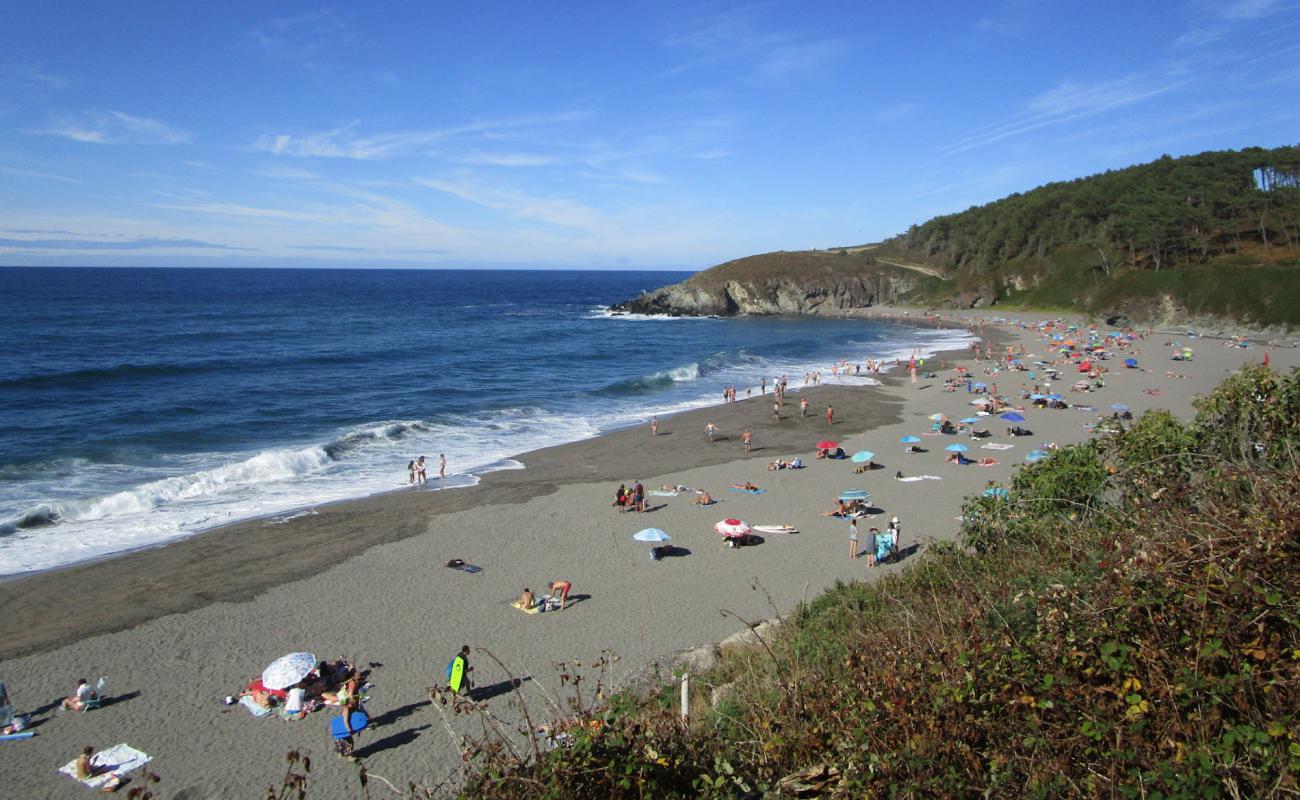 Playa de Navia'in fotoğrafı açık bej kum yüzey ile
