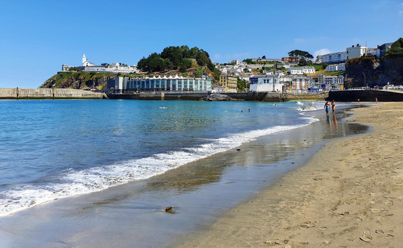 Luarca Plajı'in fotoğrafı açık bej kum yüzey ile