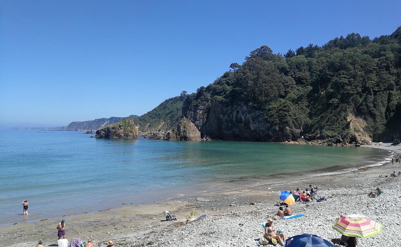 Playa de Cadavedo'in fotoğrafı bej kum ve kayalar yüzey ile