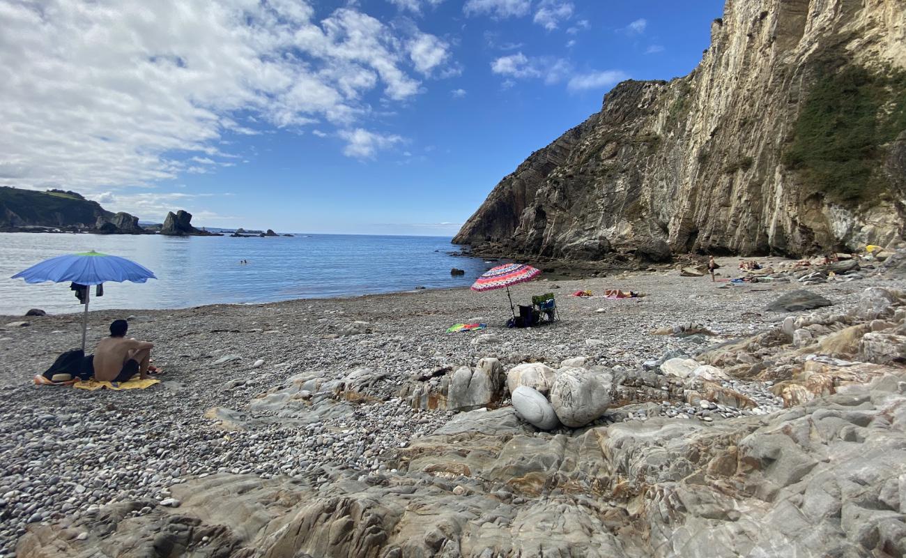 Playa del Silencio'in fotoğrafı gri çakıl taşı yüzey ile