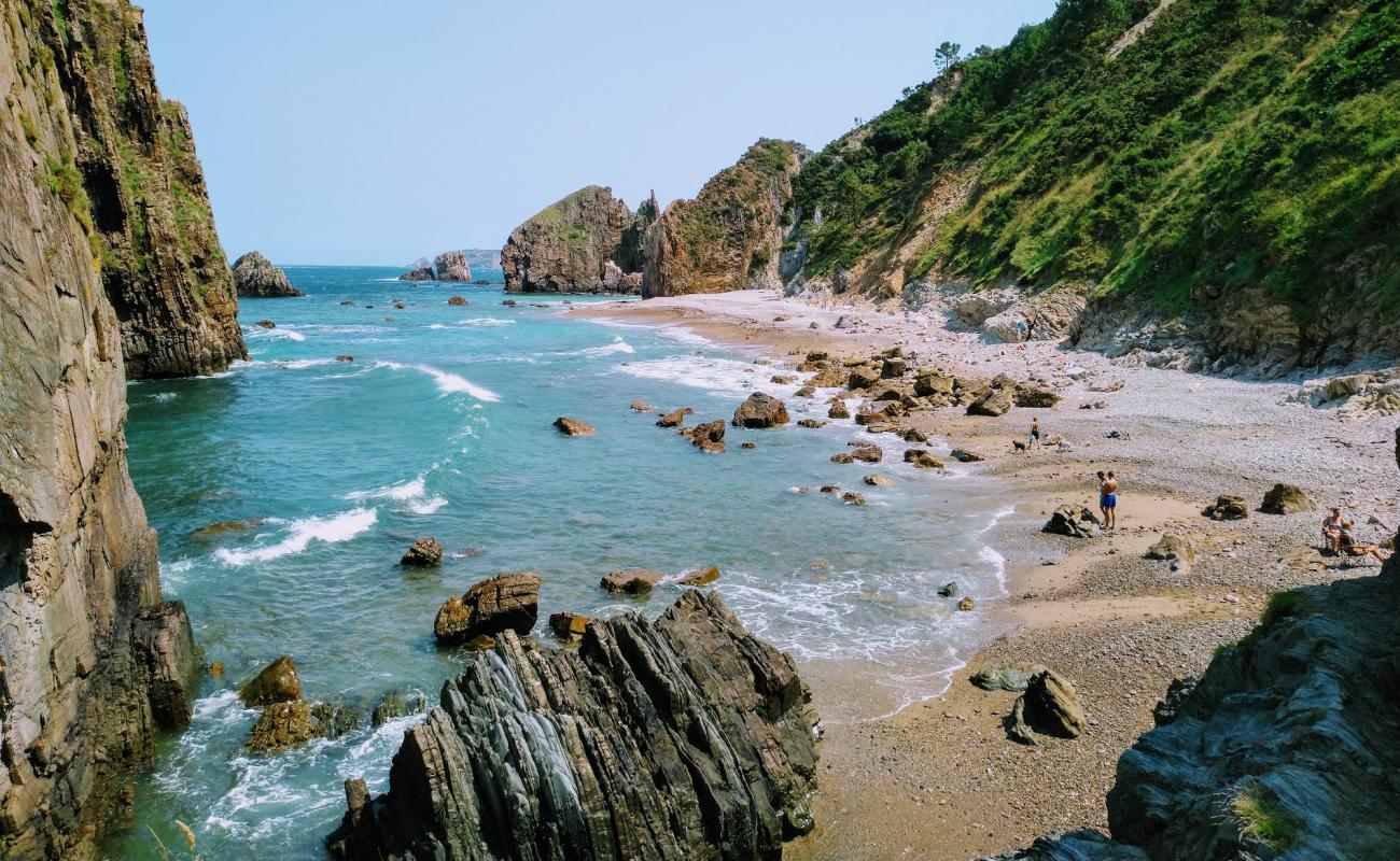 Playa la Barquera'in fotoğrafı gri çakıl taşı yüzey ile