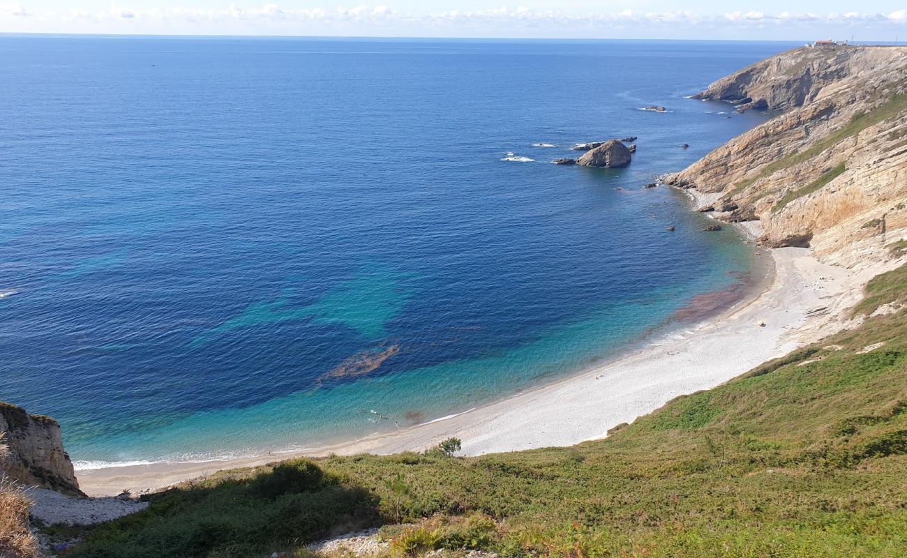 Playa de la Cueva'in fotoğrafı bej çakıl yüzey ile