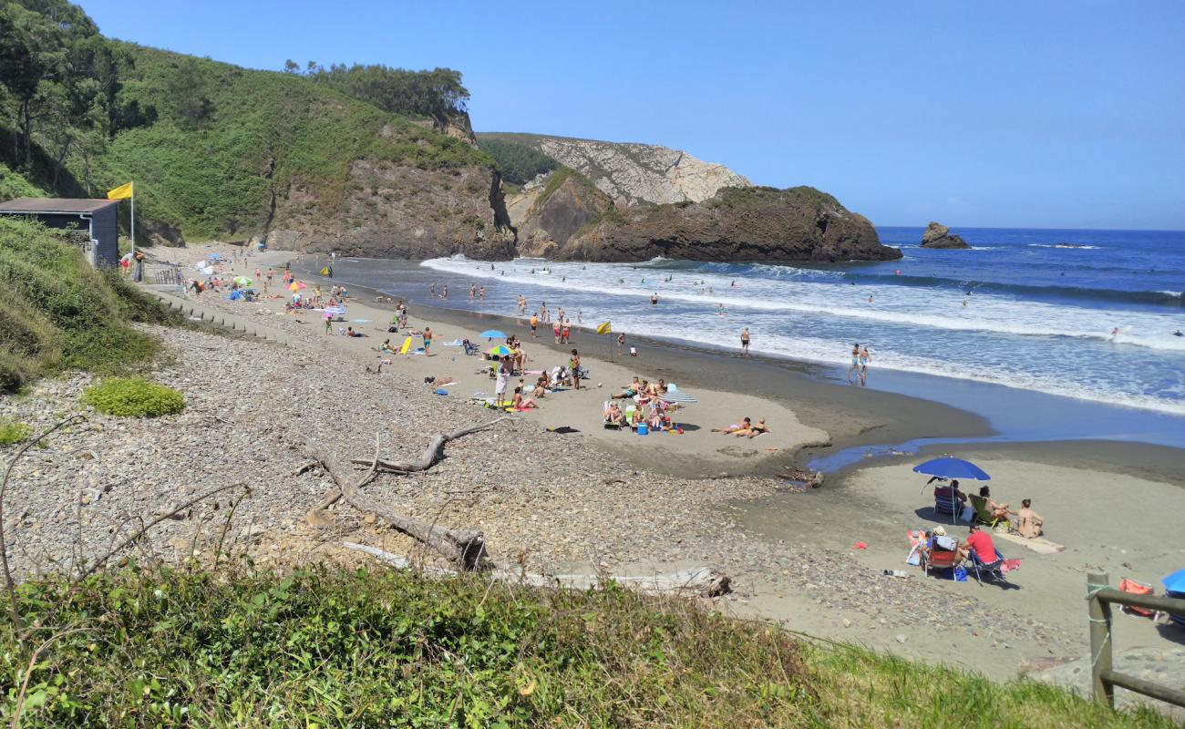 Playa de Munielles'in fotoğrafı gri kum yüzey ile