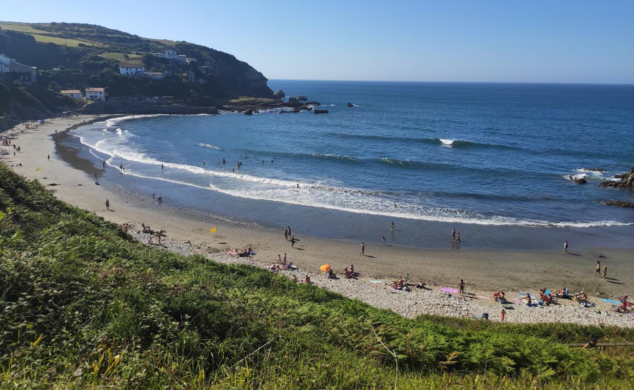 Playa de Arnao'in fotoğrafı hafif çakıl yüzey ile