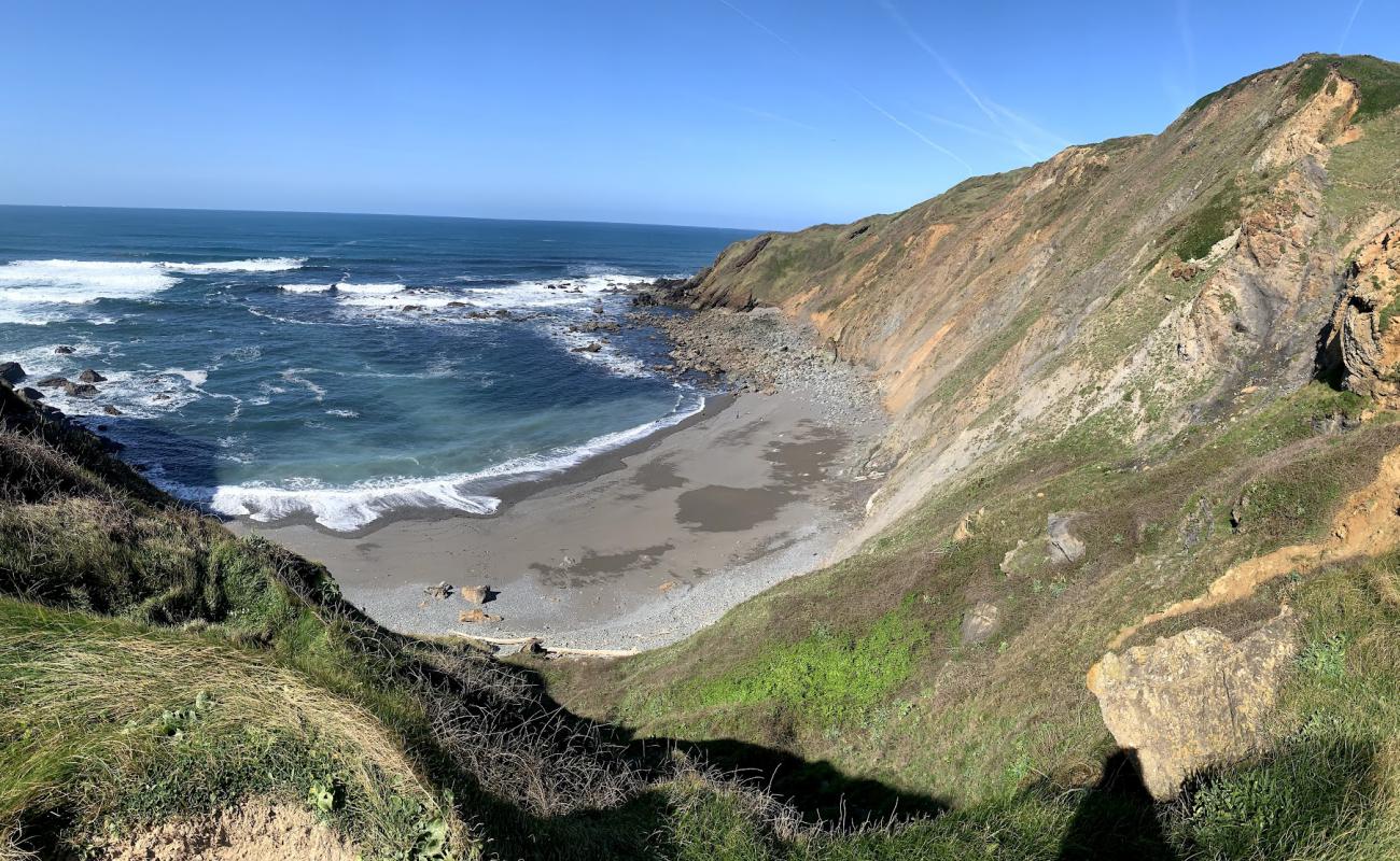 Playa de la Cabana'in fotoğrafı gri kum ve çakıllar yüzey ile