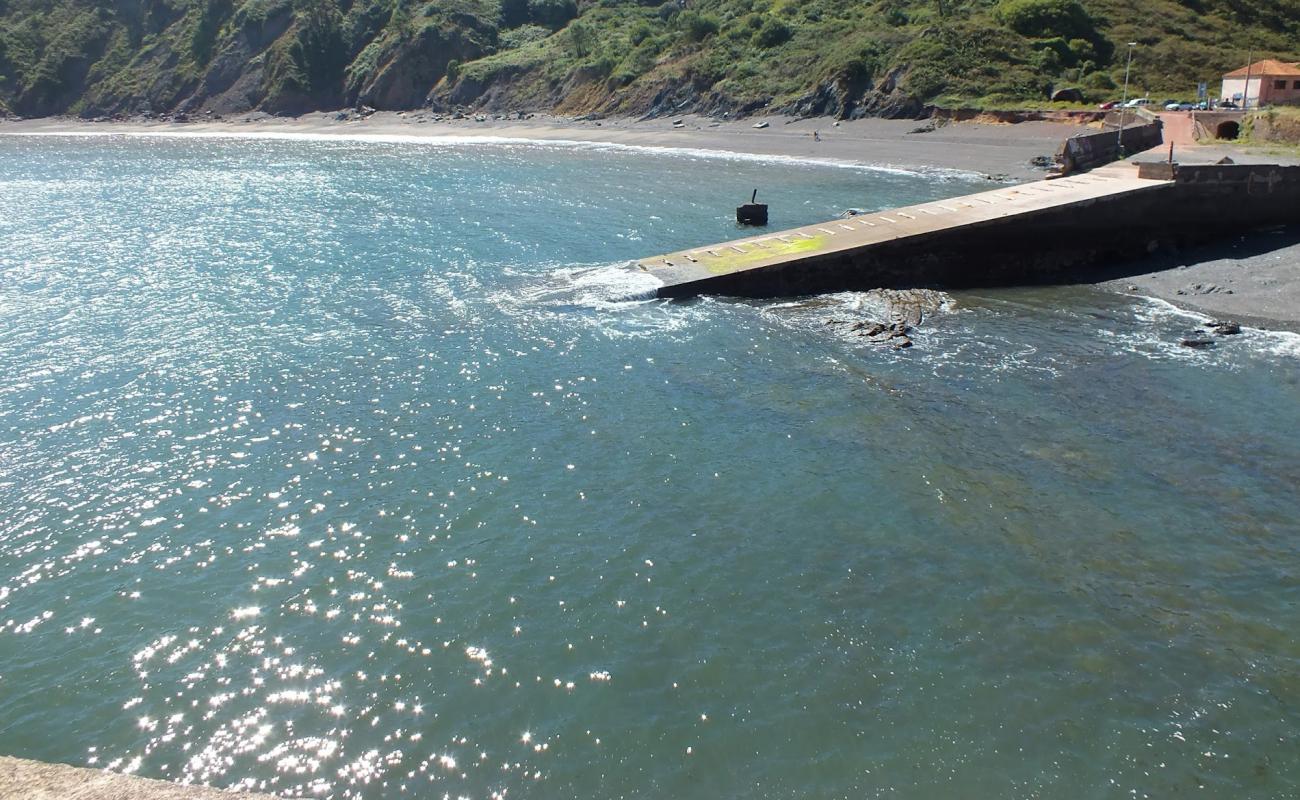 Playa de Llumeres'in fotoğrafı gri çakıl taşı yüzey ile