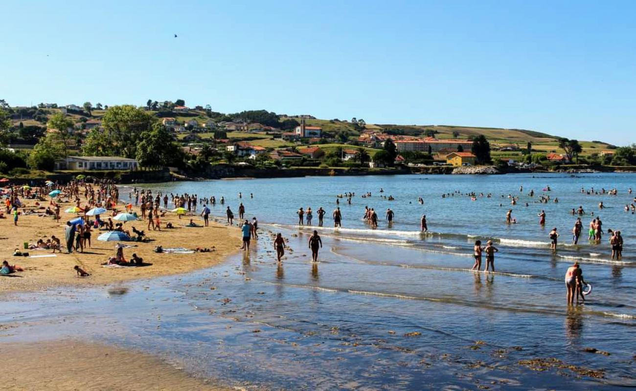 Playa de Banugues'in fotoğrafı açık bej kum yüzey ile