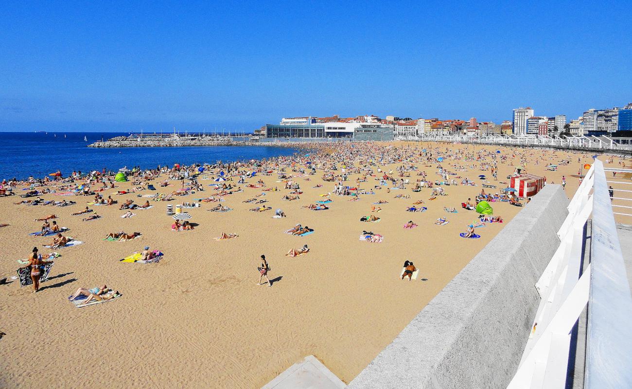 Playa de Poniente'in fotoğrafı parlak ince kum yüzey ile