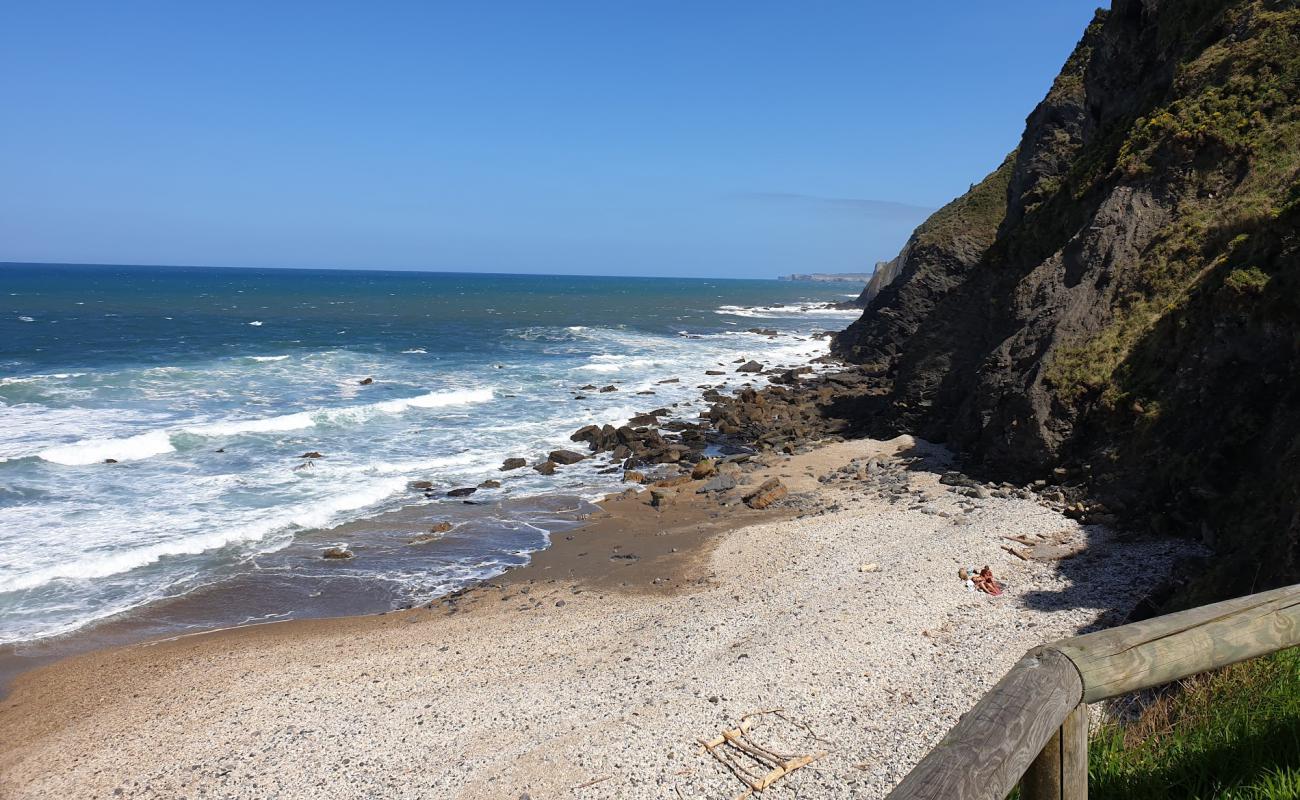 Playa de la Atalaya'in fotoğrafı bej çakıl yüzey ile