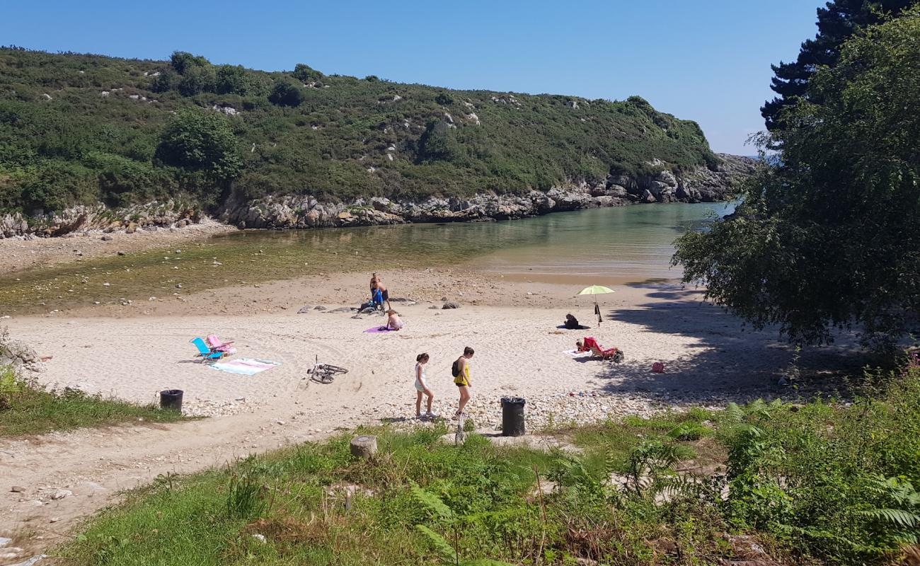 Playa de la Huelga'in fotoğrafı bej kum ve çakıl yüzey ile