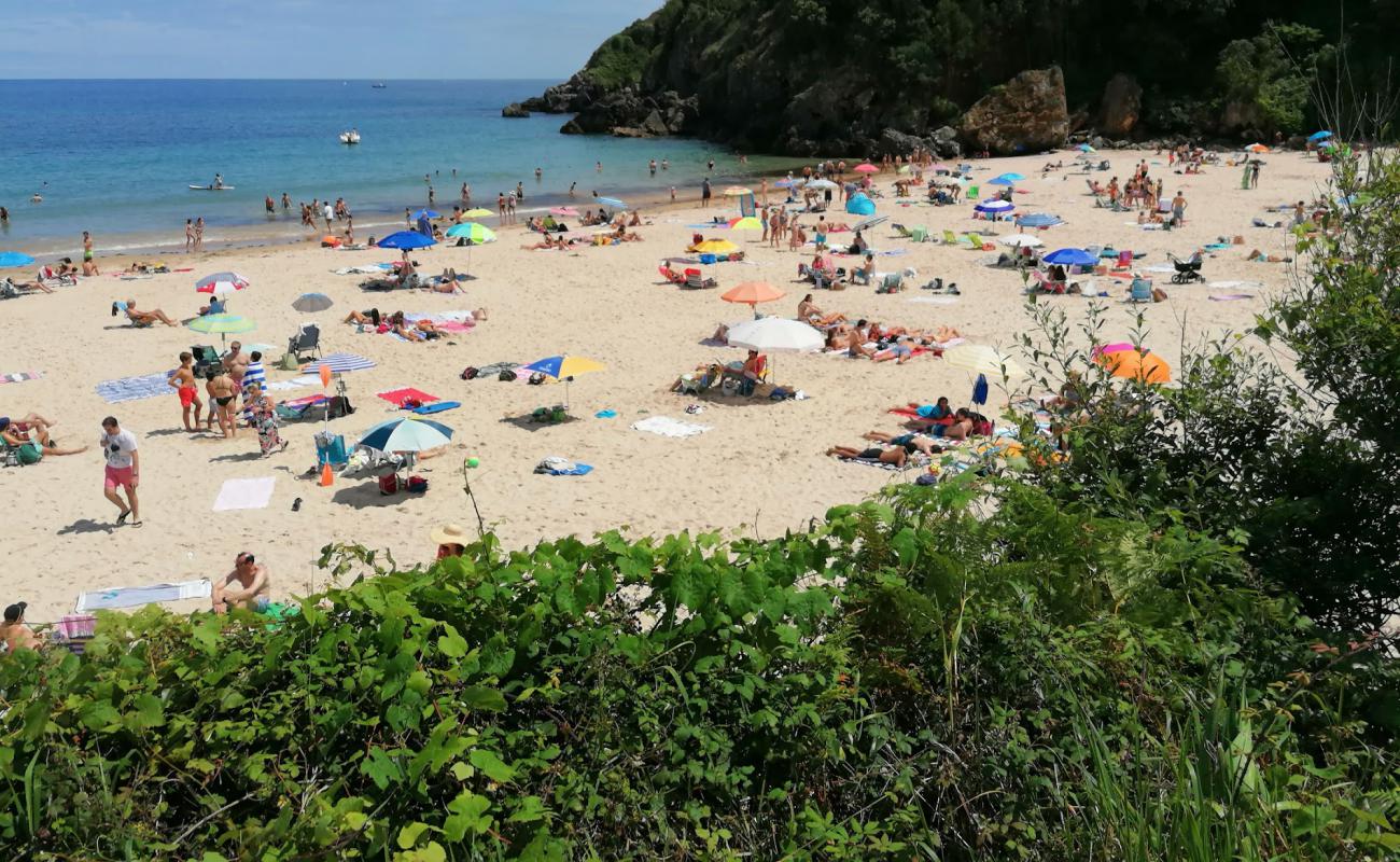 Playa de Toranza'in fotoğrafı beyaz ince kum yüzey ile