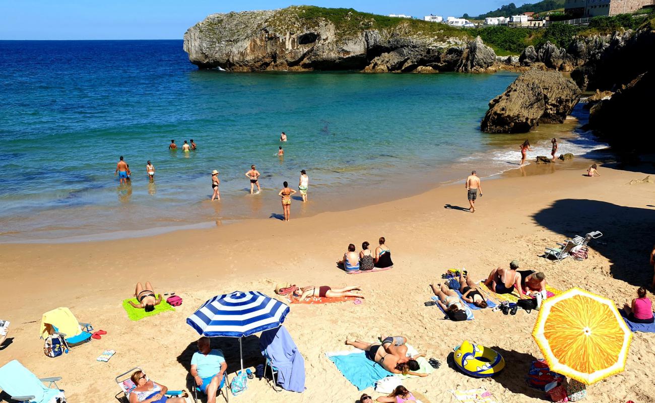 Playa de Puerto Chico'in fotoğrafı parlak ince kum yüzey ile