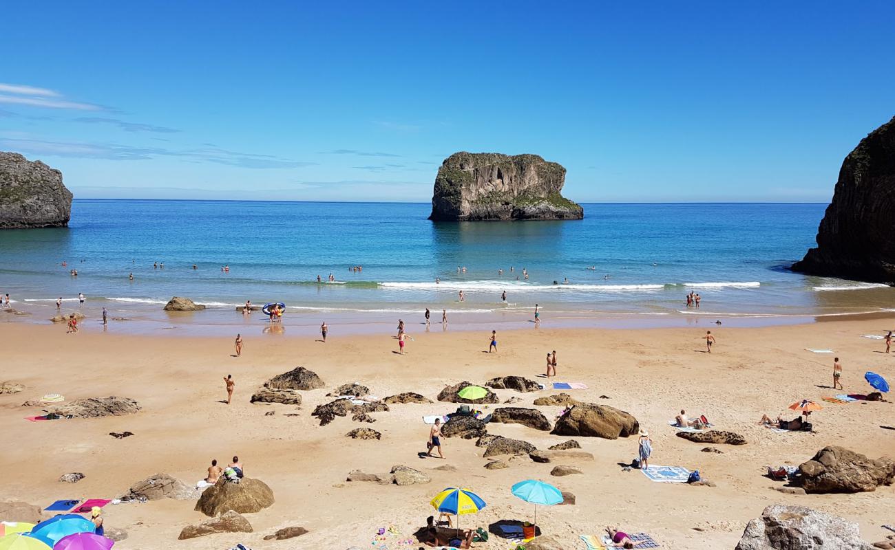 Playa de Ballota'in fotoğrafı açık bej kum yüzey ile