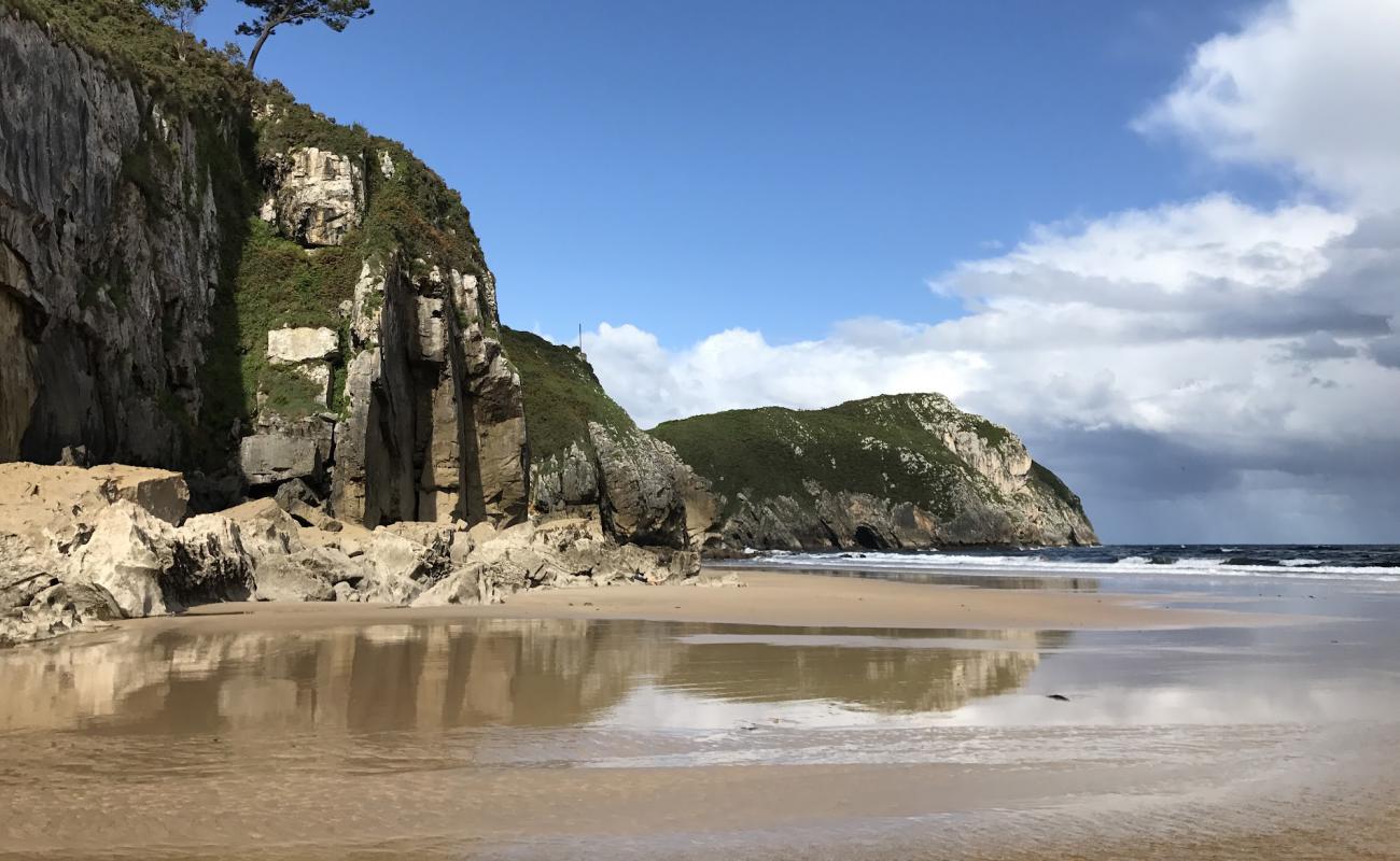 Playa de Vidiago'in fotoğrafı parlak kum yüzey ile