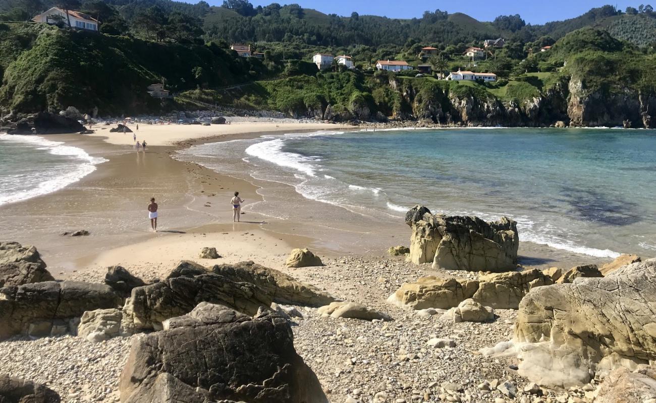 Playa de Amio'in fotoğrafı i̇nce bej kum yüzey ile