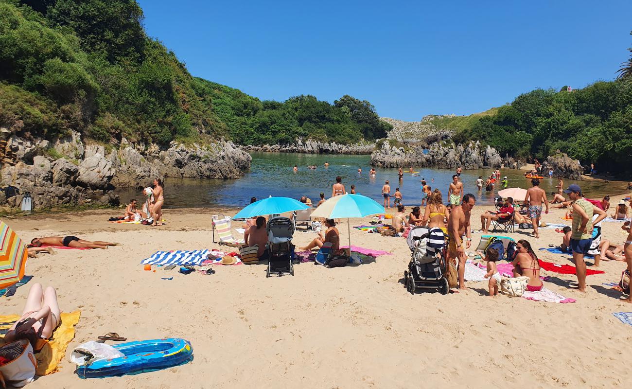 Barnejo-Berrellin Plajı'in fotoğrafı i̇nce bej kum yüzey ile